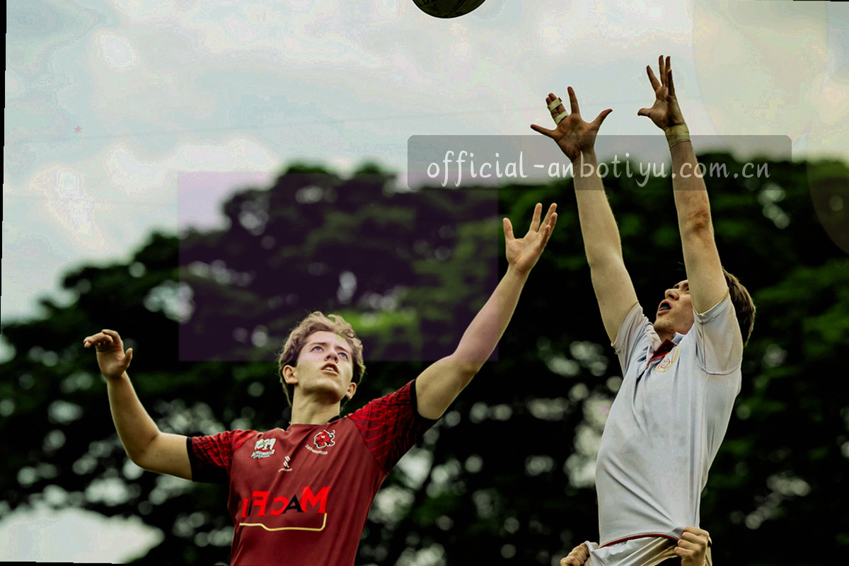 球场对角线与球员跑动残影的抽象合成，冷暖交错